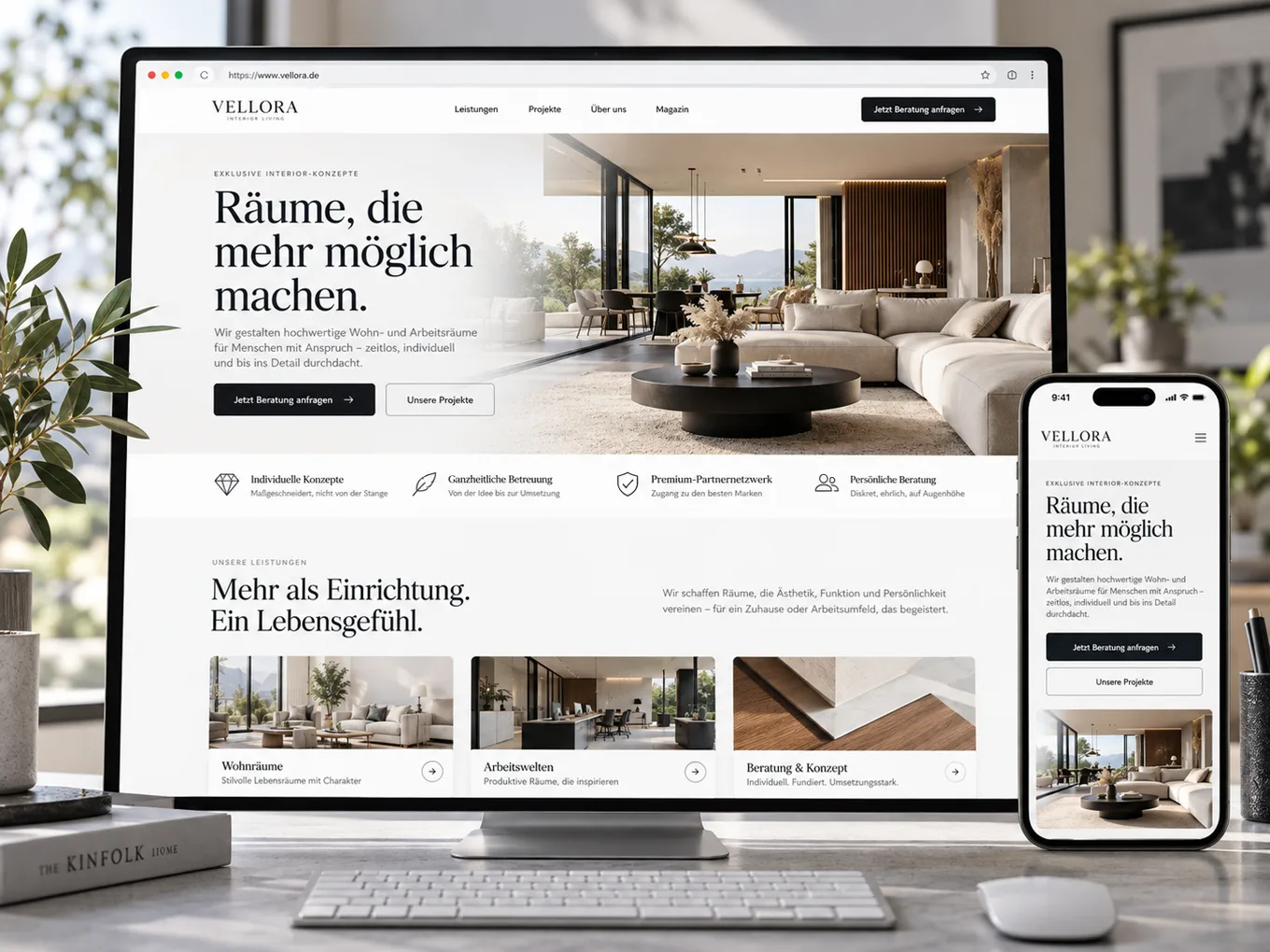 Entwurf einer Unternehmenswebseite, gezeigt auf Monitor und Handy